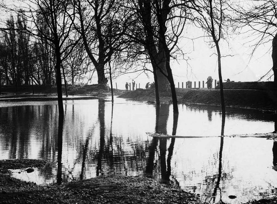 Archive image of the 1928 floods near the Hurlingham Club