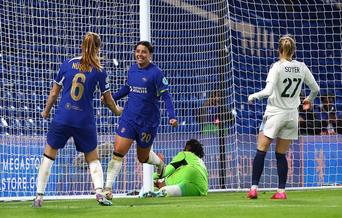 Sam Kerr celebrates scoring the second goal of her hat-trick against Paris FC Féminines