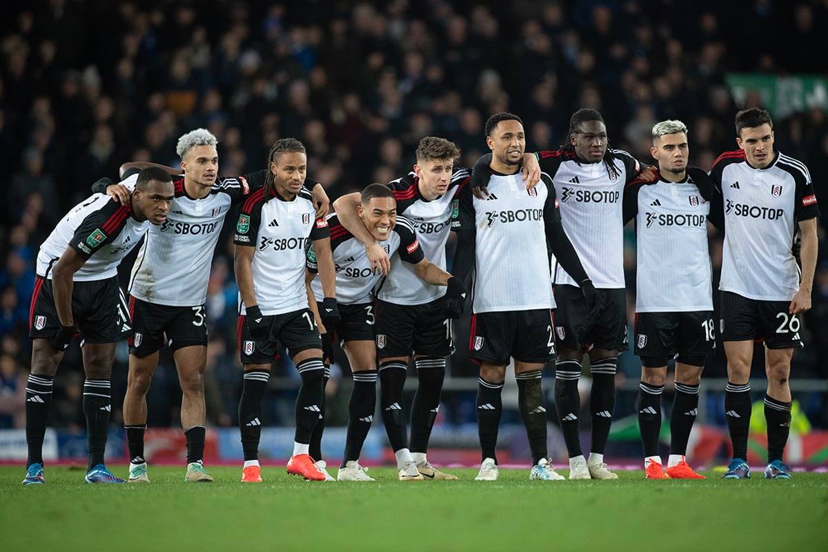 The Fulham team line up ahead of the final penalty of the penalty shoot out against Everton