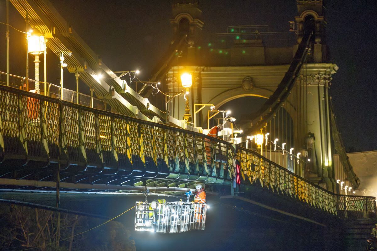 Gantry repairs on Hammersmith Bridge
