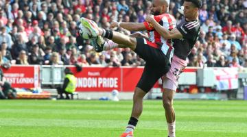 Bryan Mbeumo of Brentford battles with Antonee Robinson of Fulham