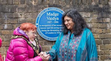 Mayor of H&F, Cllr Patricia Quigley (left), and Madge’s granddaughter Anasuya Vaidya (right) at the unveiling of the blue plaque at Hurlingham Park
