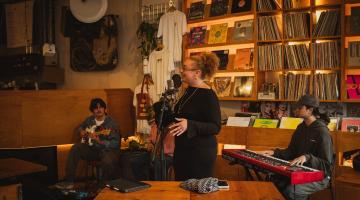 The first artist featured for the Next Door Sessions is Yaz, a French and Palestinian singer-songwriter based in London