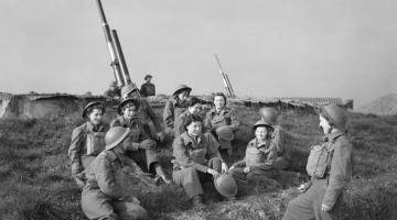 Members of the Auxiliary Territorial Service (ATS) positioned at a 3.7-inch anti-aircraft gun site in Wormwood Scrubs on 22 October 1941.