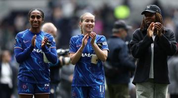 Naomi Girma, Guro Reiten and Kadeisha Buchanan applaud the fans