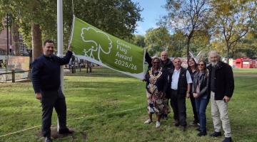 Mayor Cllr Sharon Holder and Cllr Florian Chevoppe-Verdier help raise the Green Flag in Eelbrook Common