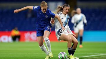 Chelsea's Sjoeke Nuesken (left) competes with Anaele Le Moguedec of Paris FC (right)