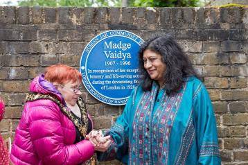 Mayor of H&F, Cllr Patricia Quigley (left), and Madge’s granddaughter Anasuya Vaidya (right) at the unveiling of the blue plaque at Hurlingham Park