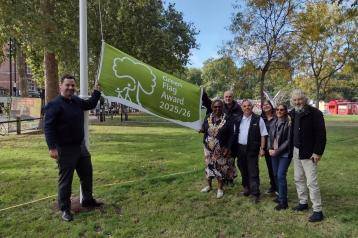 Mayor Cllr Sharon Holder and Cllr Florian Chevoppe-Verdier help raise the Green Flag in Eelbrook Common