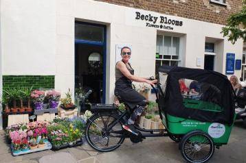 Woman on an cargo e-bike smiling to the camera