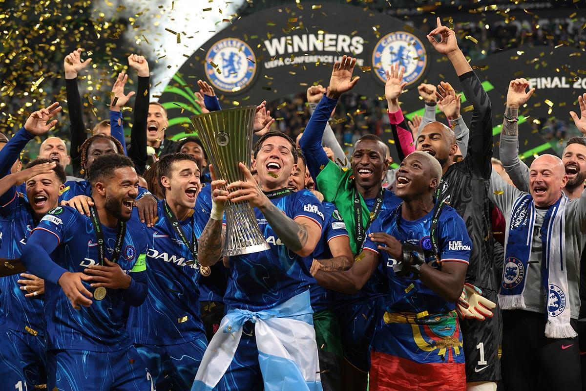 Enzo Fernandez lifts the trophy