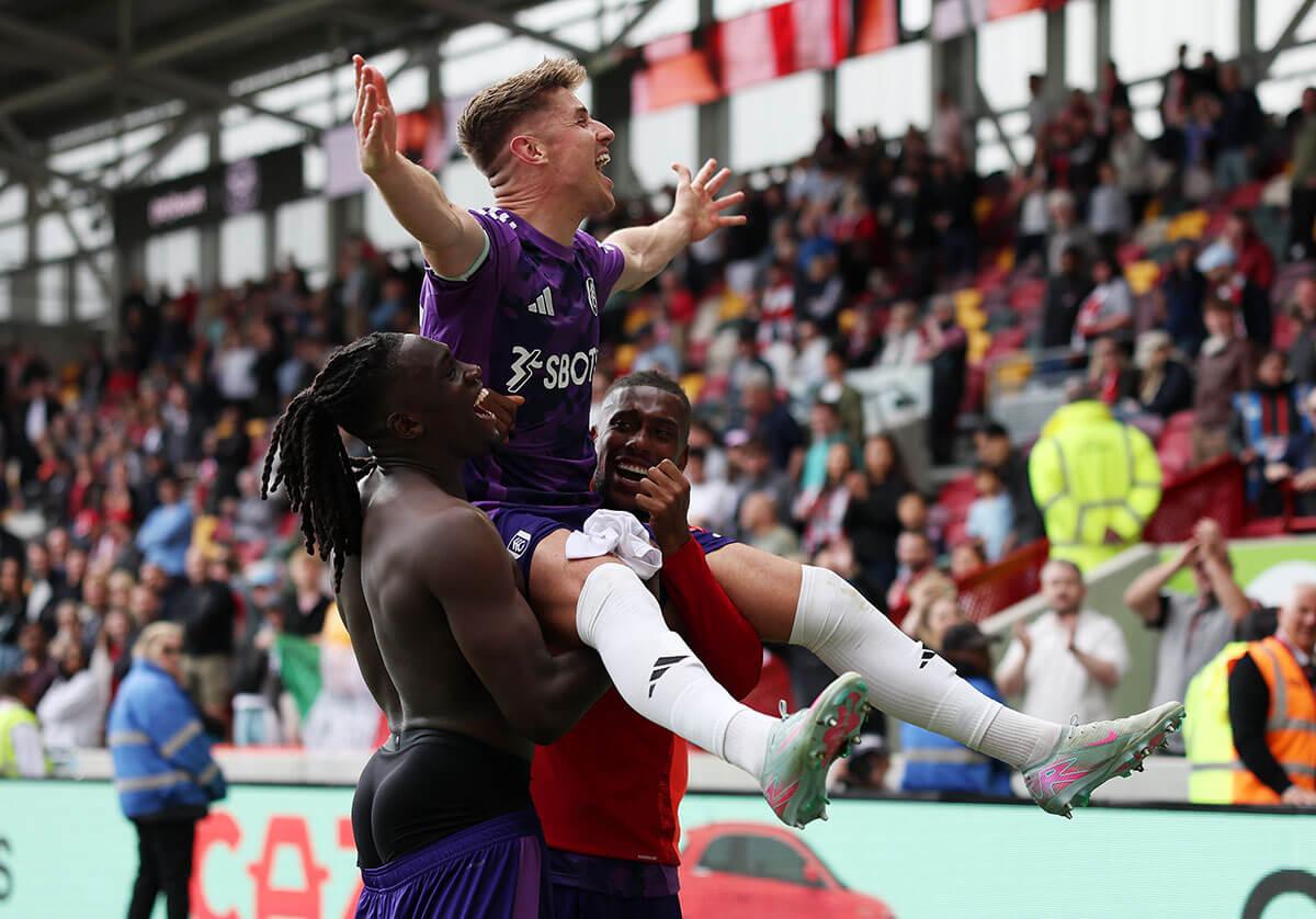 Tom Cairney celebrates with Calvin Bassey and Alex Iwobi