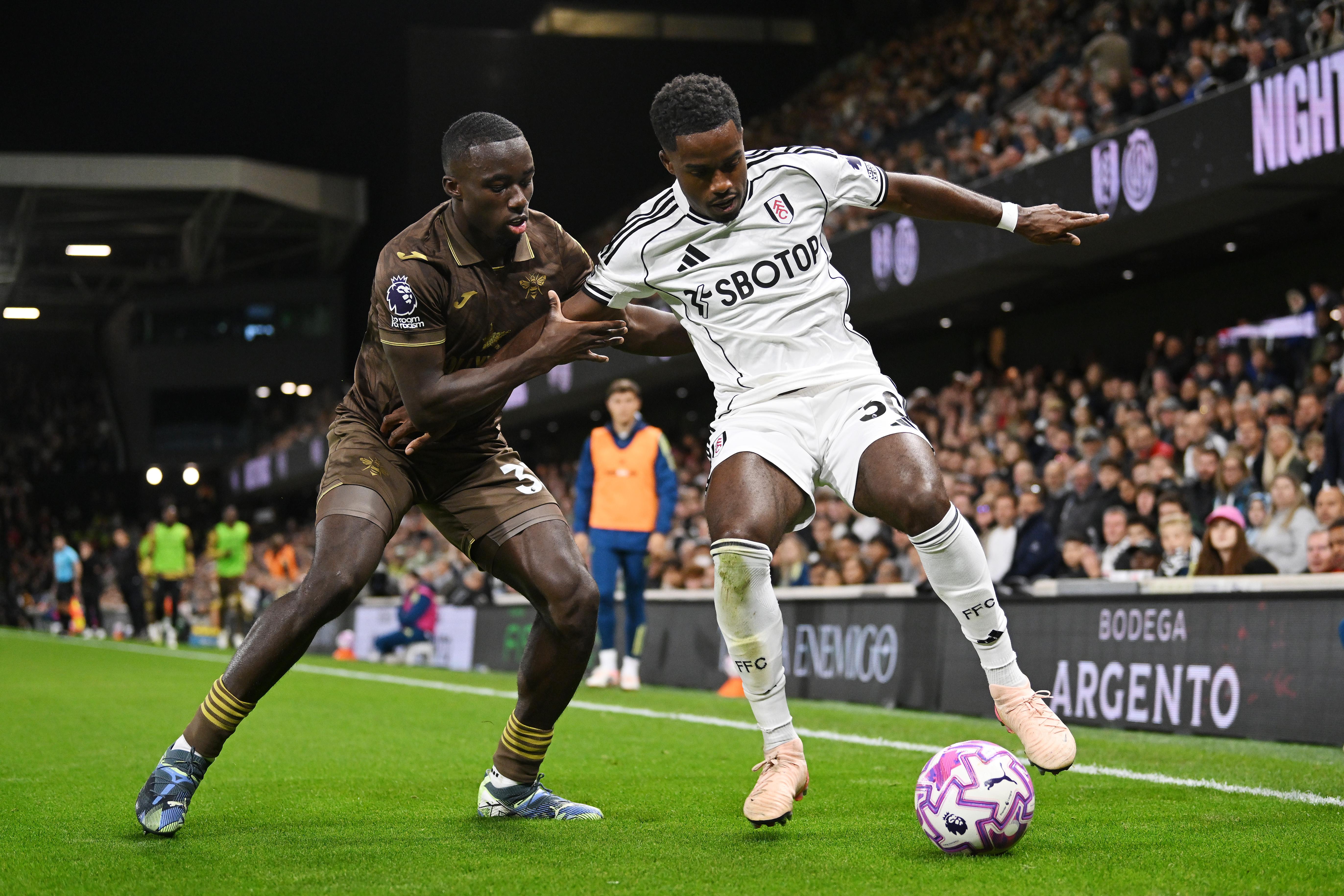 Michael Kayode battles with Ryan Sessegnon