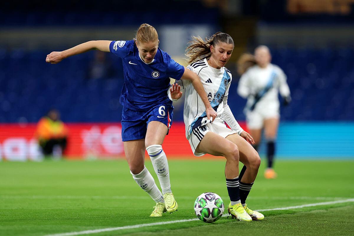 Chelsea's Sjoeke Nuesken (left) competes with Anaele Le Moguedec of Paris FC (right)