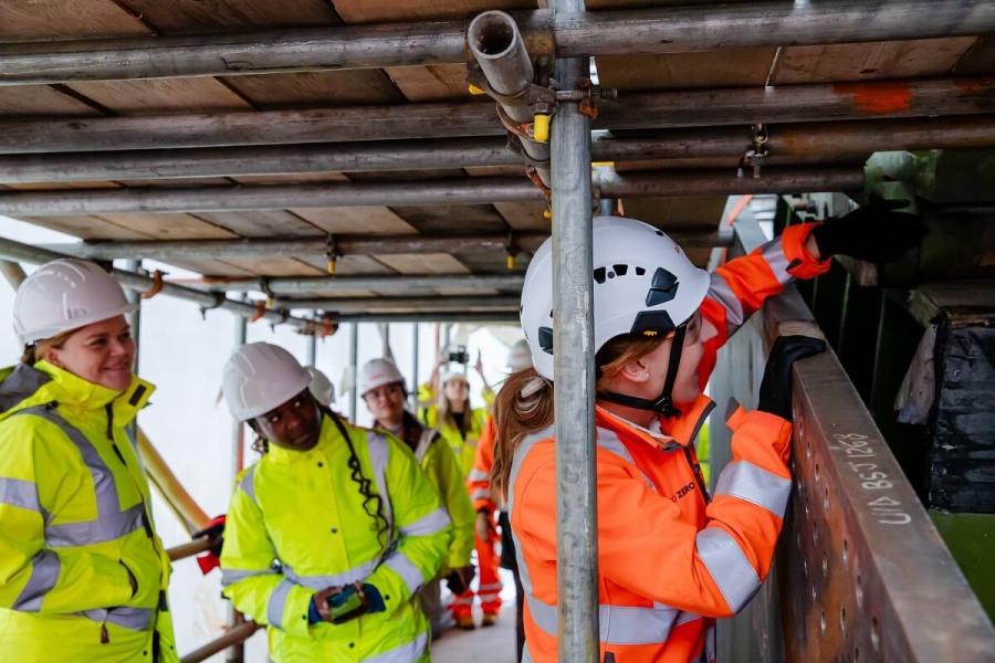 Camille showing the LoWEG’s members one of Hammersmith Bridge’s pedestals.