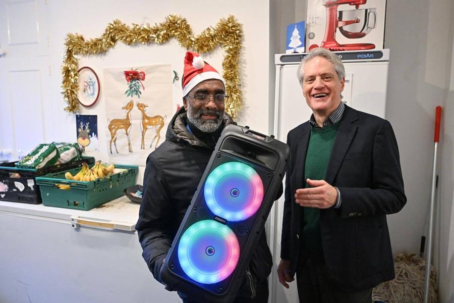 Cllr Coleman makes a pre-Christmas visit to the Barons Court Project