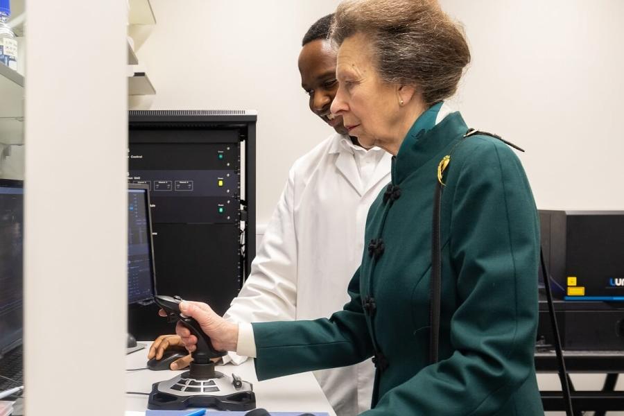 Princess Anne (front) capturing a single strand of DNA with PhD candidate Quentin Smith (back)