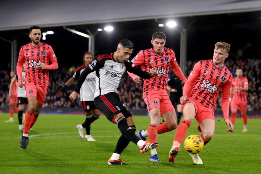 Andreas Pereira was unable to convert an effort on goal whilst under pressure from Vitaliy Mykolenko and Jarrad Branthwaite of Everton.