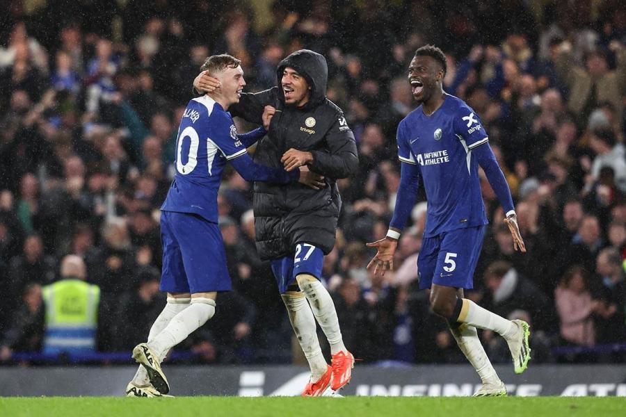 Cole Palmer celebrates his 100th minute winning goal with Chelsea team mates