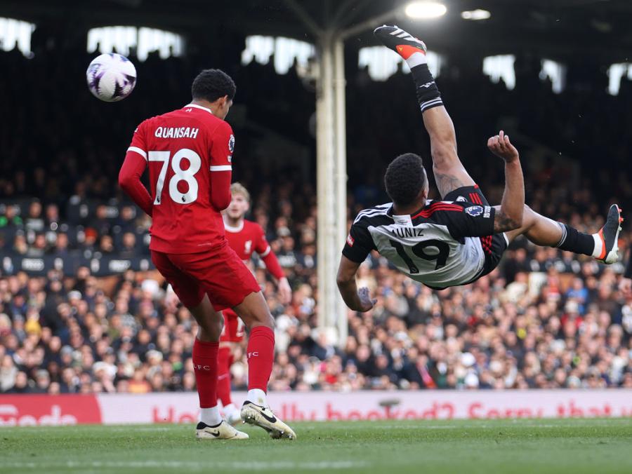 Rodrigo Muniz attempts an overhead kick