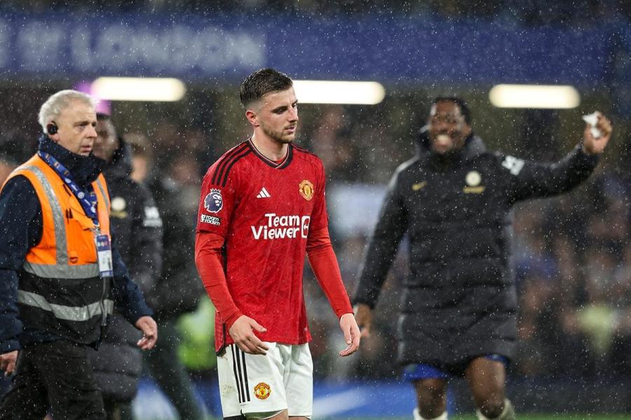 Former Chelsea hero Mason Mount looking crestfallen at the end of the game - he came on for United as a replacement for Garnacho