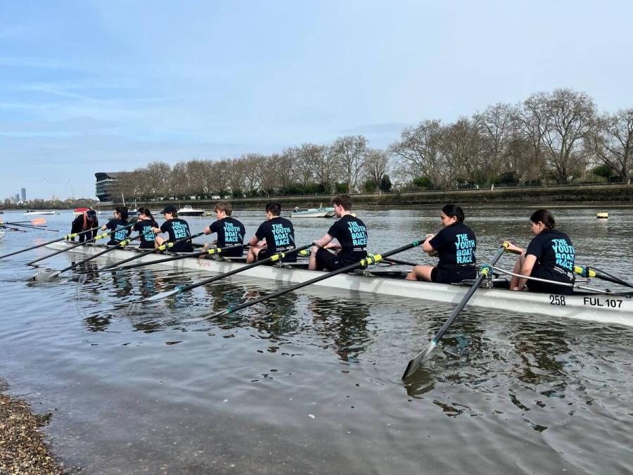 Young rowers on the Thames