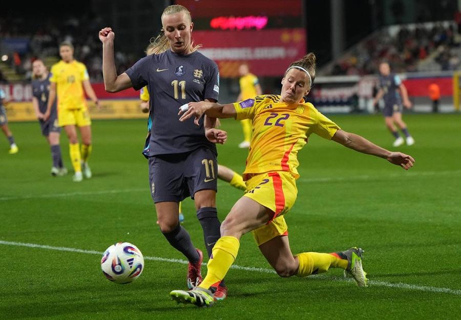 Agnes Beever-Jones tussles with Laura Deloose in the return fixture