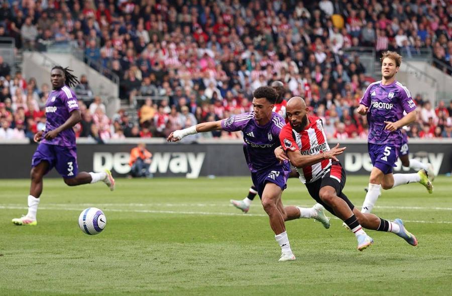 Antonee Robinson tussles with Bryan Mbeumo
