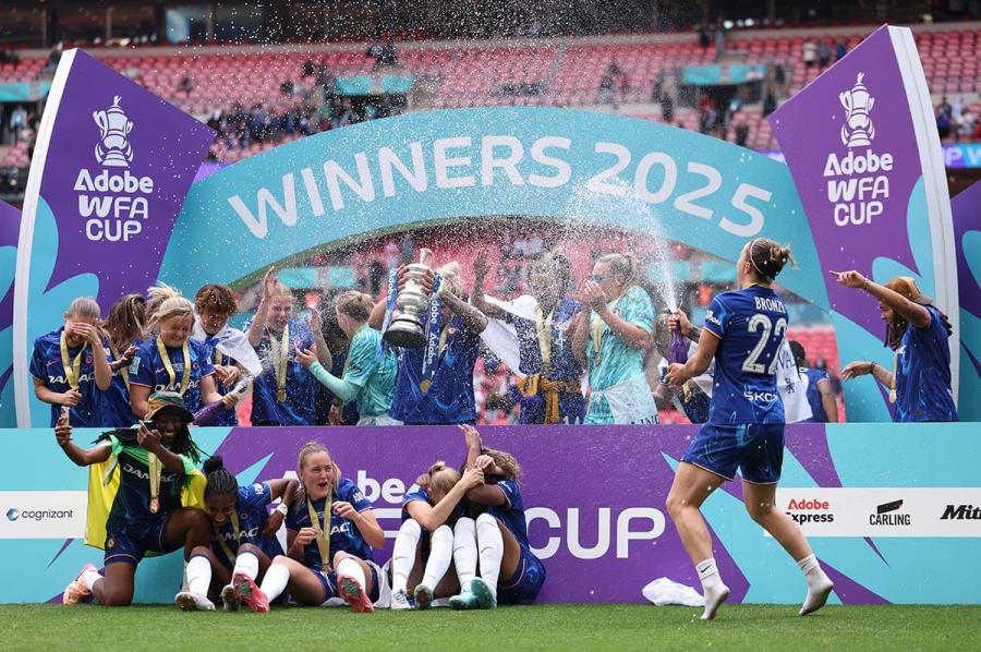 Lucy Bronze lifts the trophy