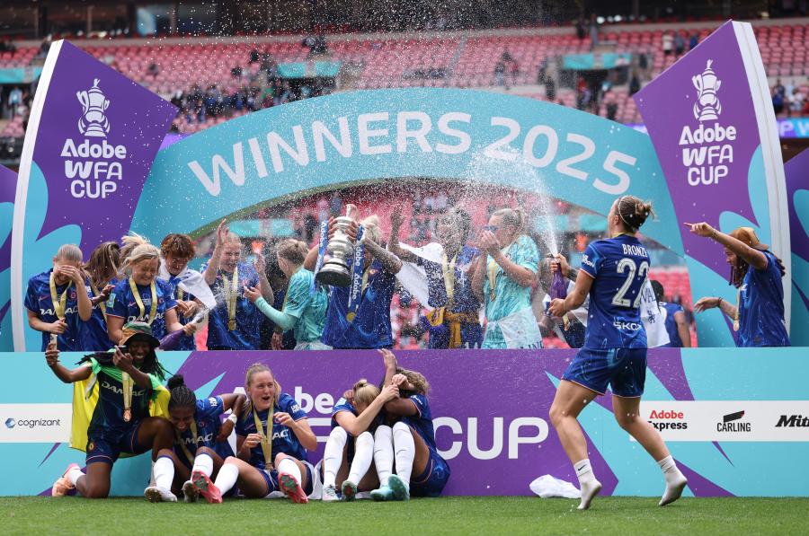 Lucy Bronze lifts the trophy