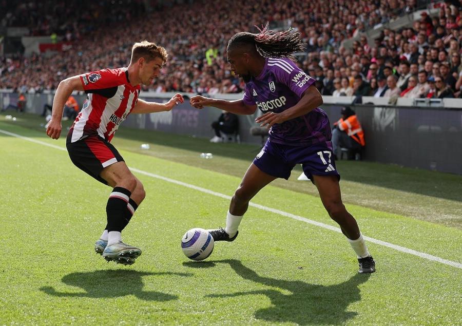 Alex Iwobi battles with Yegor Yarmolyuk