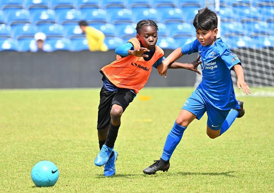 Match between Wormholt (orange bib over blue) and Larmenier (blue)