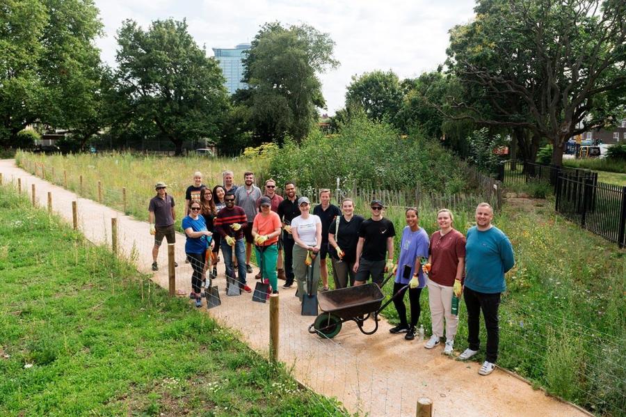 Volunteers working in Normand Park, W14