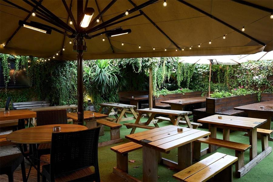 Outdoor tables at The Mitre, SW6