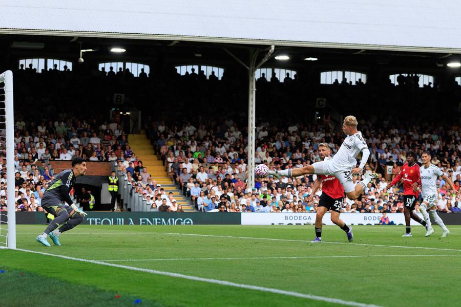 Emile Smith Rowe scores Fulham's equalising goal against Manchester United