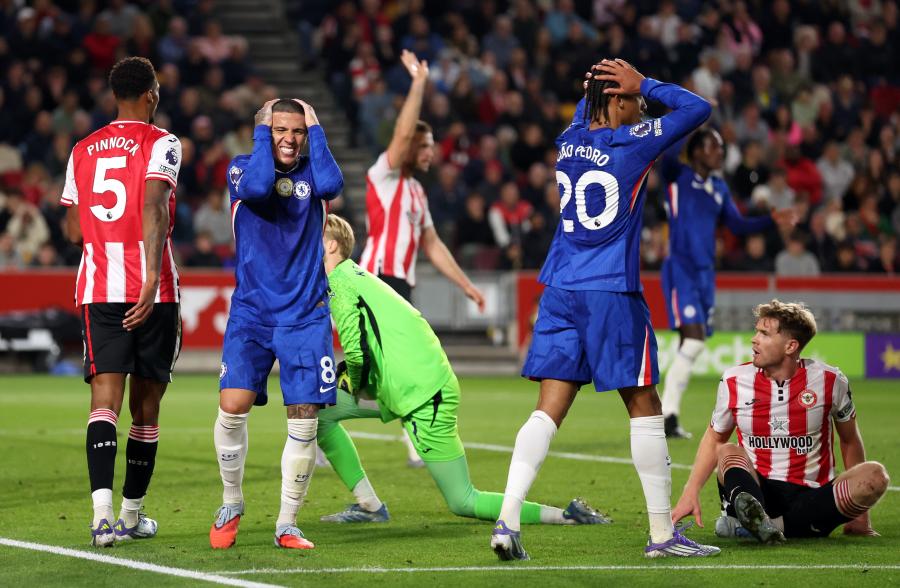 Enzo Fernandez and Joao Pedro look frustrated after Brentford's equaliser.