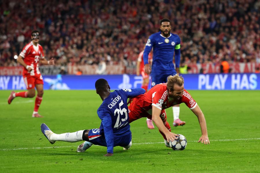 Moises Caicedo brings down Harry Kane