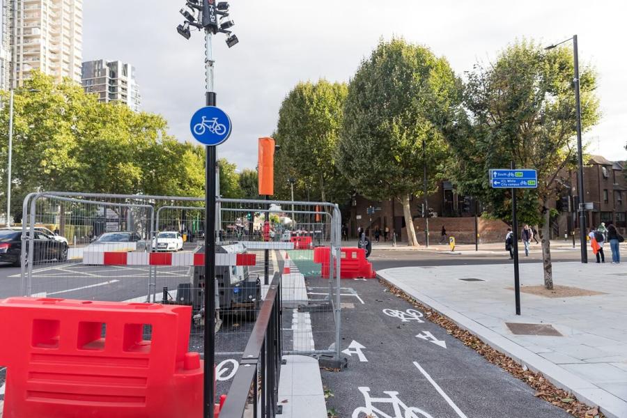 A new fully protected two-way cycle lane along the western side of Wood Lane will include a crossing point for bus access