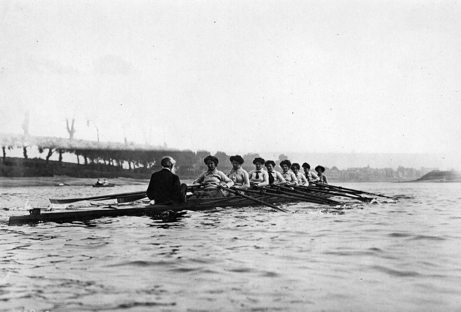 July 1907: The Furnivall Ladies Rowing Eight travelling upstream