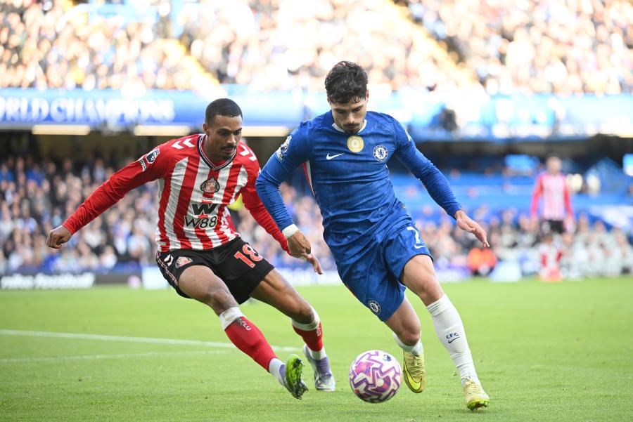  Pedro Neto is challenged by Wilson Isidor