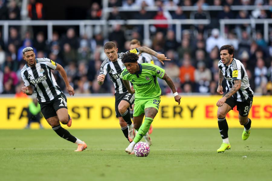 Kevin runs with the ball whilst under pressure