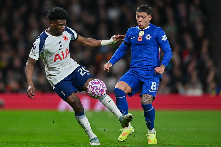 Enzo Fernandez and Mohammed Kudus tussle for the ball