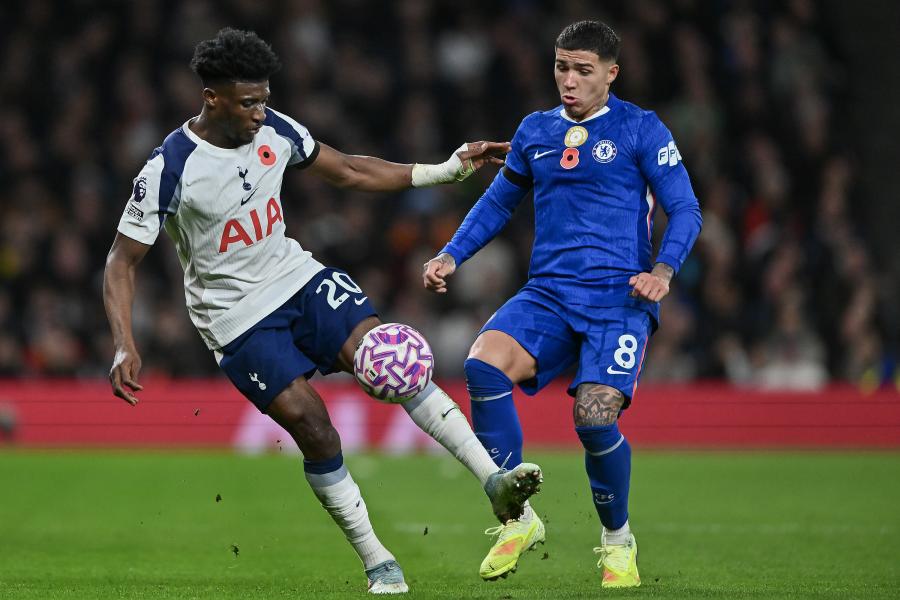 Enzo Fernandez and Mohammed Kudus tussle for the ball